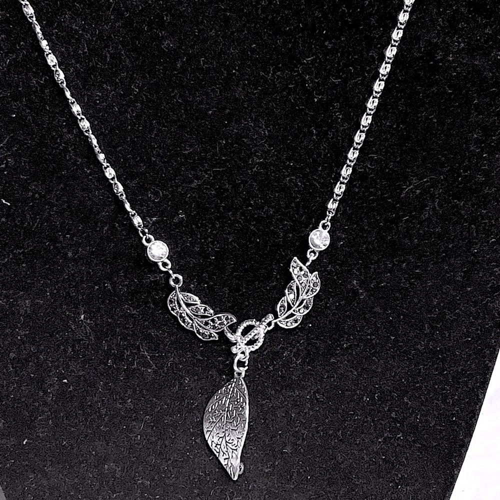 💎 Bogo Elegantly styled leaf necklace